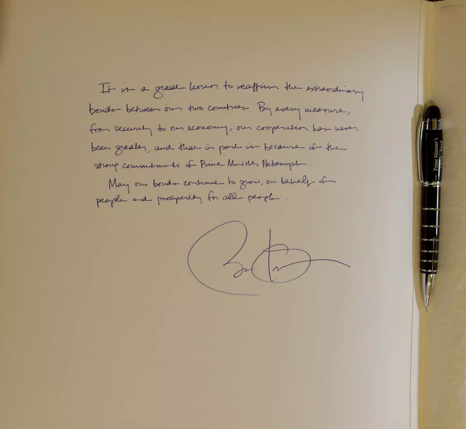 חתימת נשיא ארצות הברית בספר האורחים בבית ראש הממשלה בנימין נתניהו , מרץ 2013