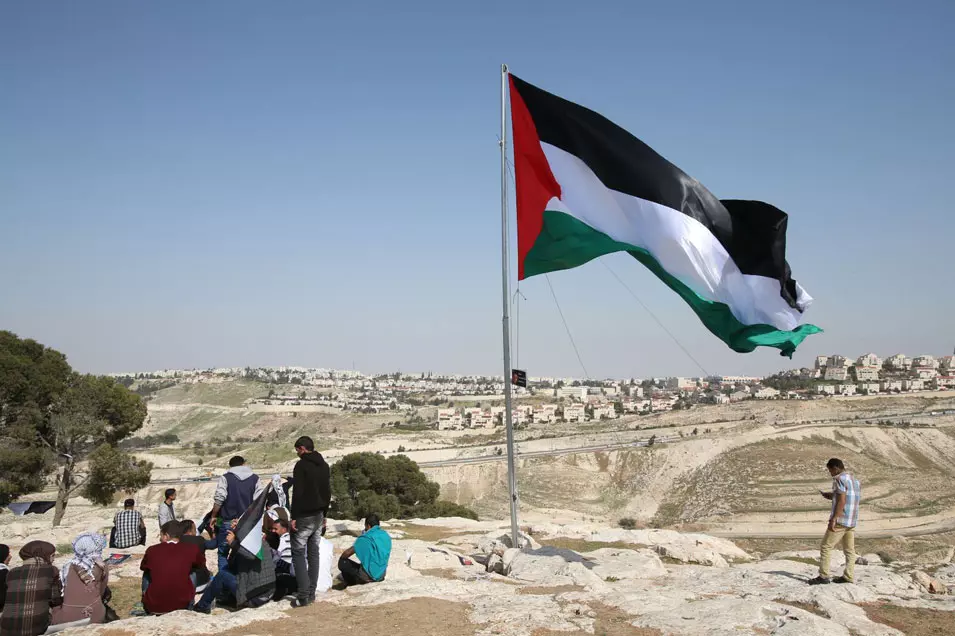 דיפלומטית טענה: "השליכו אותי לקרקע". מאחז פלסטיני לא חוקי