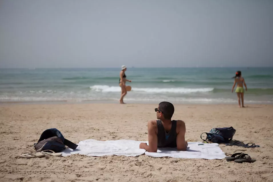 השרב נשבר, לפחות כרגע. מתרחצים בחוף הרצליה