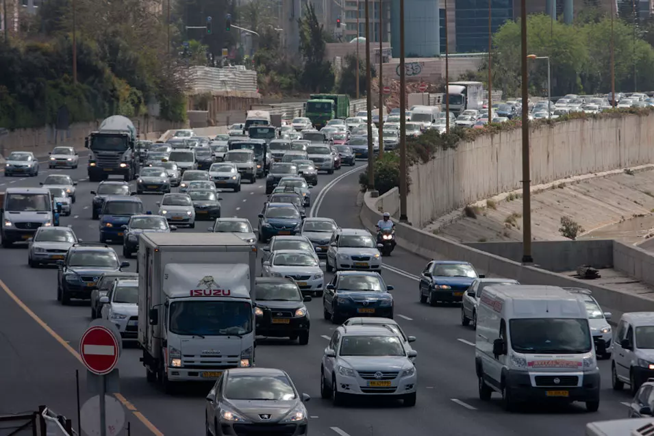 רק חשוב לזכור לא לנסוע על השול השמאלי או על גבי שטח ההפרדה הצבוע