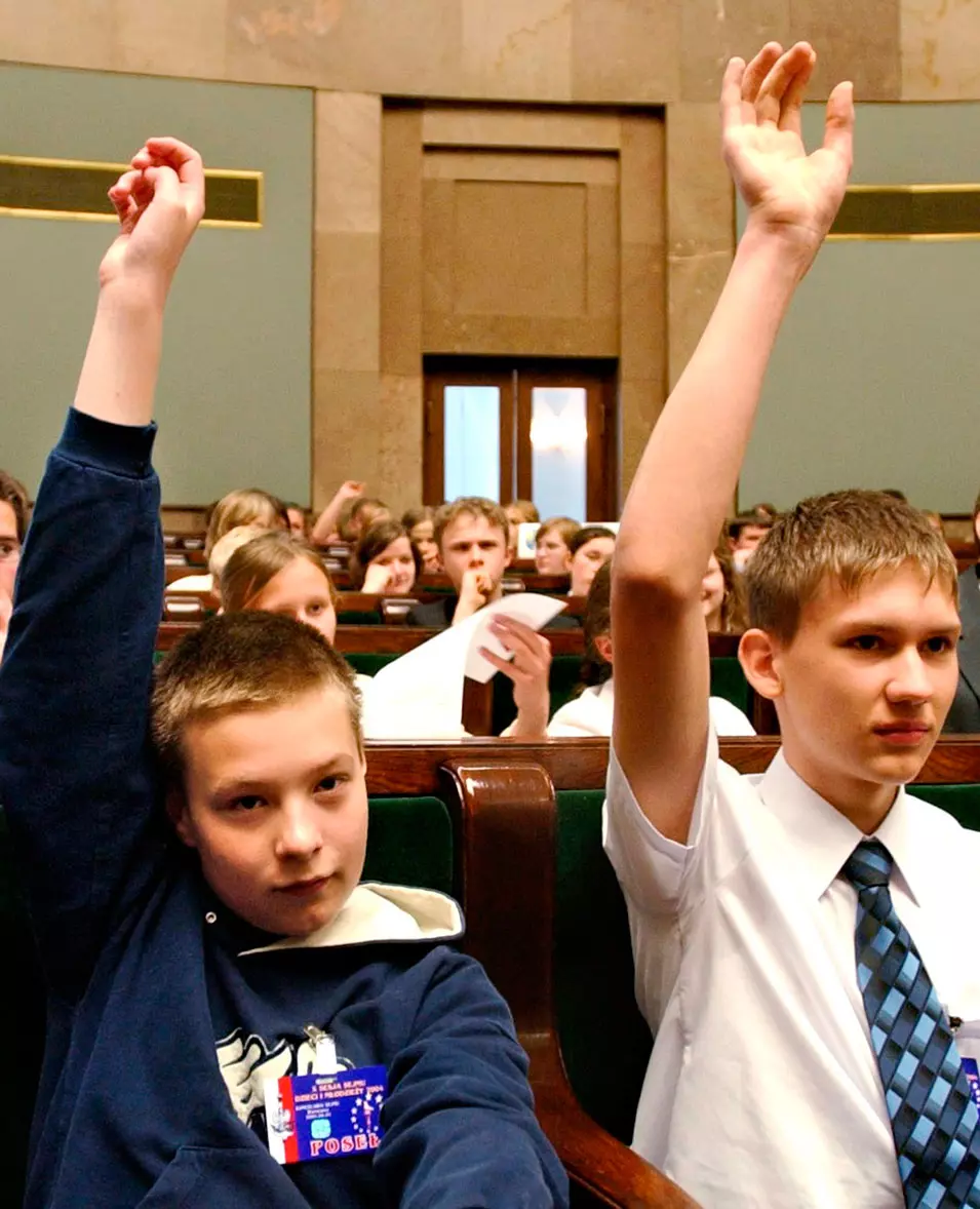 ילדים מצביעים בענייני חינוך ב"יום הילד" בפרלמנט הפולני ב-2004