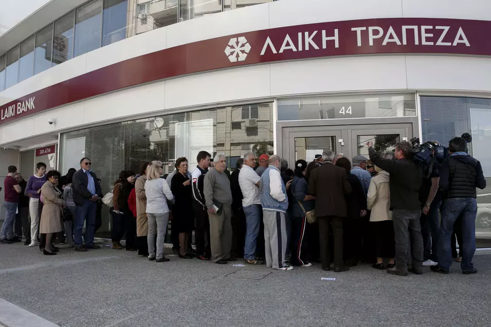 תורים מחוץ לבנק בקפריסין
