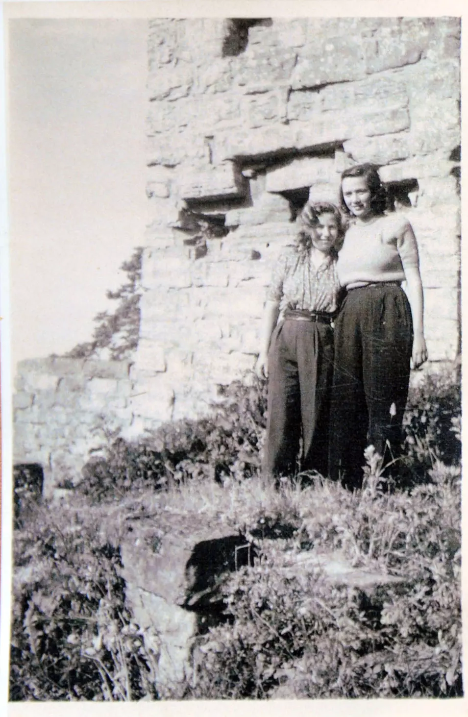מלכה גנץ ואסתר פרידמן אחרי המלחמה (צילום: יח"צ)