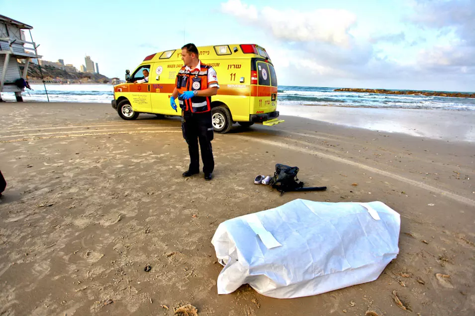 גבר טבע למוות בחוף הרצל בנתניה