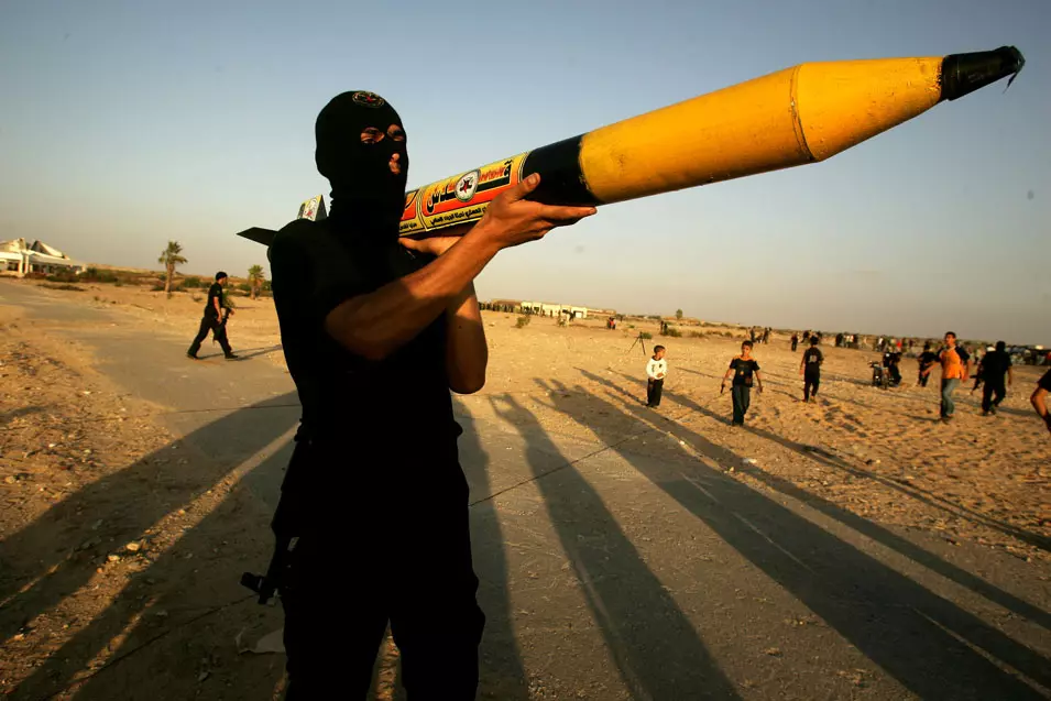 מנסים לשמור על שקט. פעיל הזרוע הצבאית של חמאס מחזיק בידו רקטה
