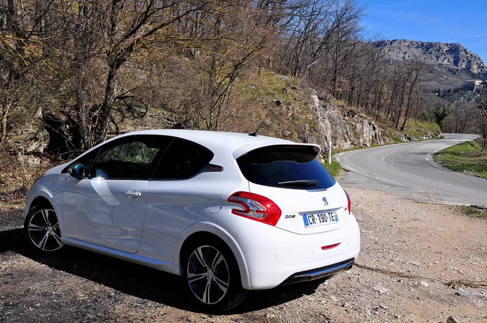 השקת פיג'ו 208 GTI