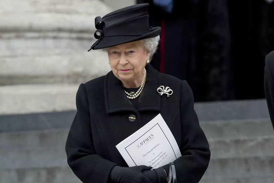 המלכה אליזבת השנייה בהלוויית מרגרט תאצ'ר, לונדון, 17 אפריל 2013