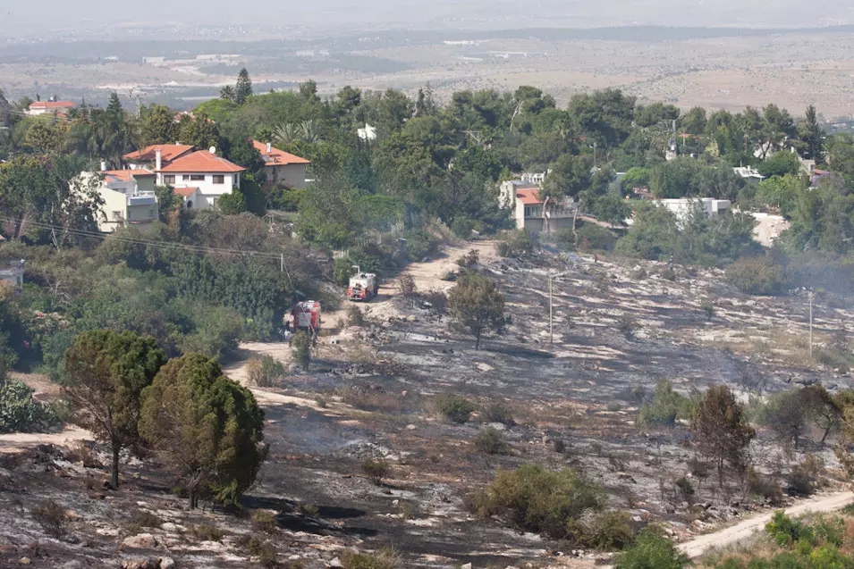 האש הגיעה עד בתי התושבים בכרמי יוסף