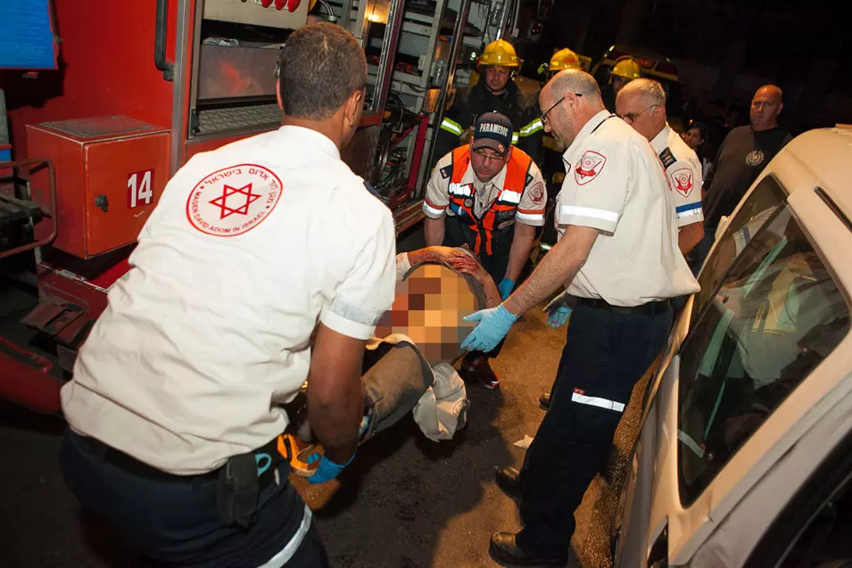 תאונת דרכים בין גנבי רכב לניידת משטרה בנתניה, 30 אפריל 2013