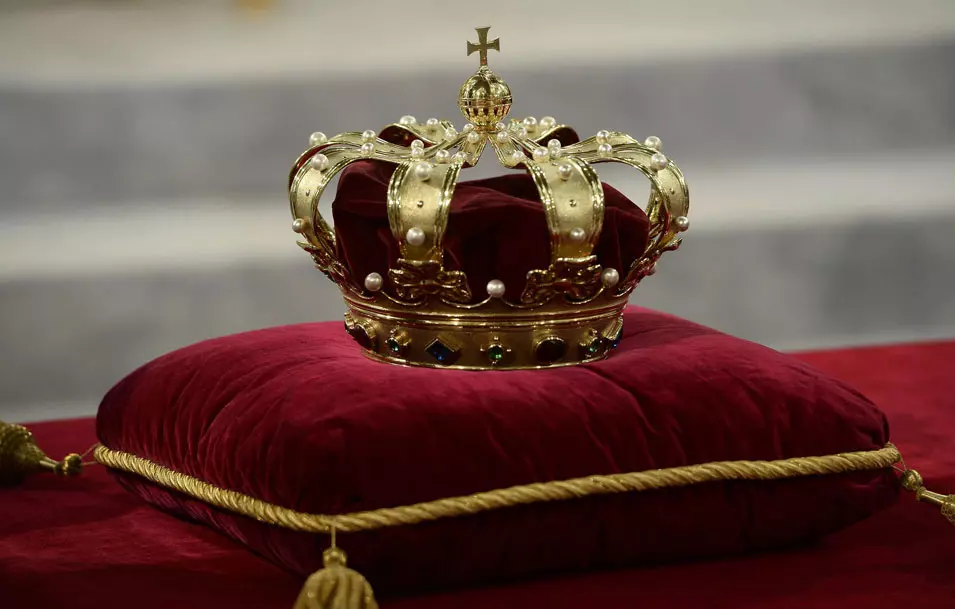 הכתר ההולנדי. לפי כללי הטקס הוא מונח על השולחן - לא על הראש