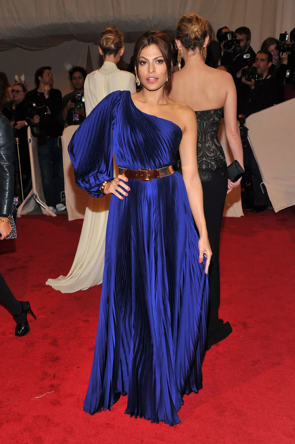 אווה מנדז לובשת סטלה מקארתני בגאלת המט, ניו יורק, מאי 2011