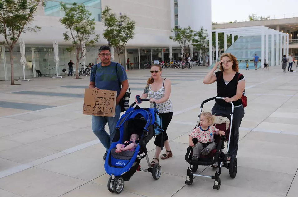 השתתפות מועטה ב"הפגנת העגלות", אתמול בכיכר הבימה בתל אביב