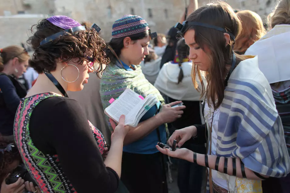 נשות הכותל מתפללות ברחבת הכותל בראש חודש סיוון