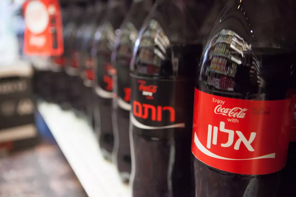 גם משקאות קוקה-קולה במארזים עולים בישראל הרבה יותר.