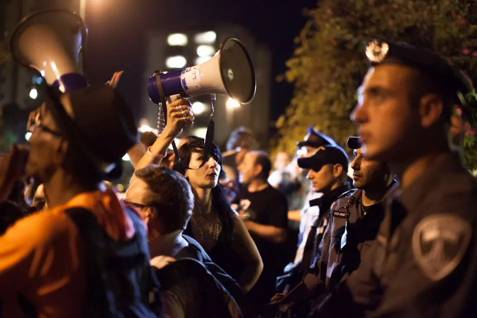 יסייע במקרים שבהם ישנה "מלחמת גרסאות" בין שוטר לאזרח. כרמן אלמקייס, שטענה כי שוטר תקף אותה, מפגינה מחוץ לביתו של יאיר לפיד