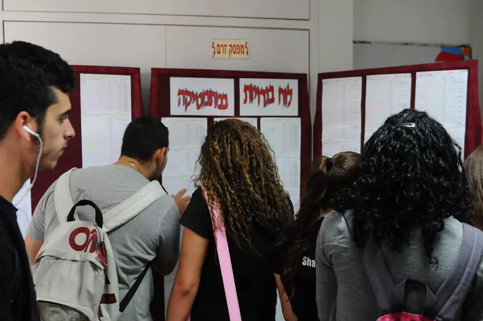 "שעת לימוד בישראל אינה איכותית וילדינו מחממים את הכיסאות". תלמידים בבית הספר