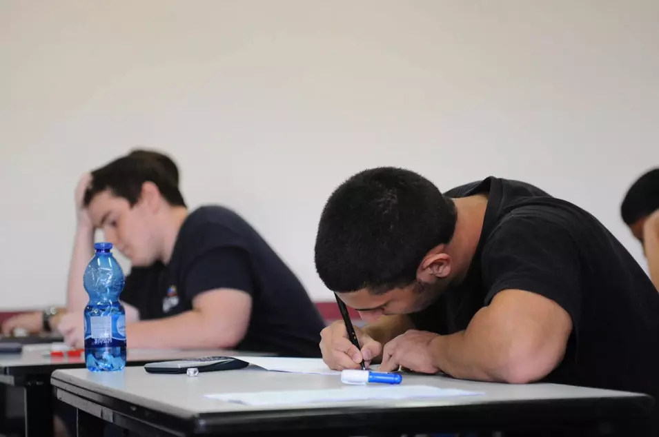 תלמידי תיכון במהלך הבגרות במתמטיקה