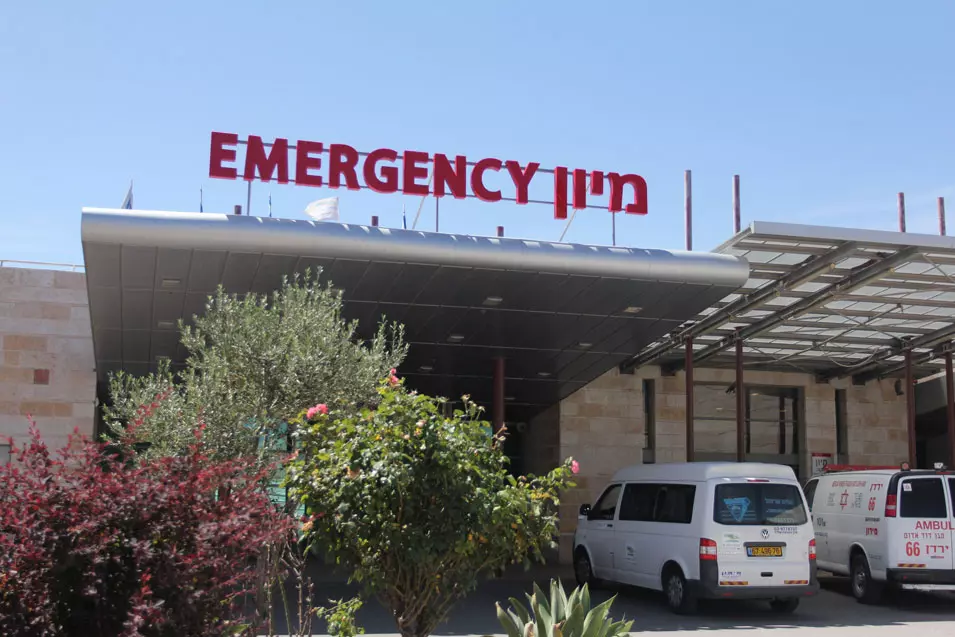 בית החולים זיו בצפת לשם פונו פצועי התאונה הקטלנית באיילת השחר. מאי 2013