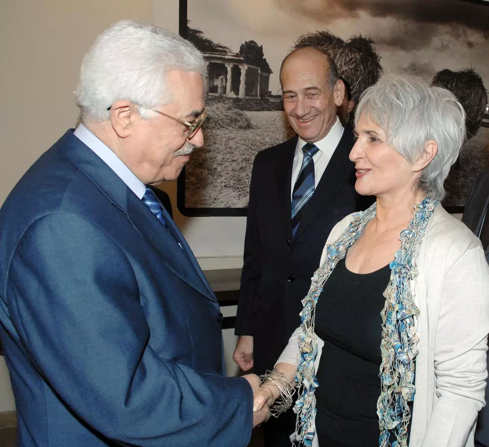 "למה להעליב את אשתי?". עליזה אולמרט עם אבו מאזן בבית ראש הממשלה בדצמבר 2006