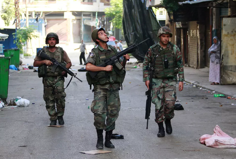 חיילים לבנונים מסיירים בטריפולי
