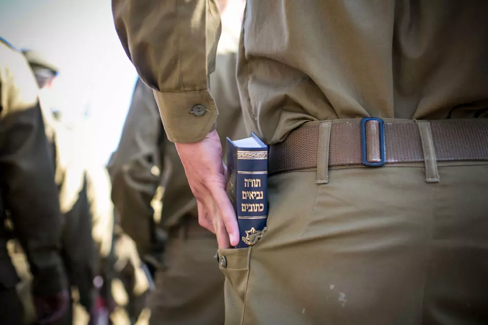 "חייל לא אמור להיות רובוט. הוא בן אדם עם ערכים".