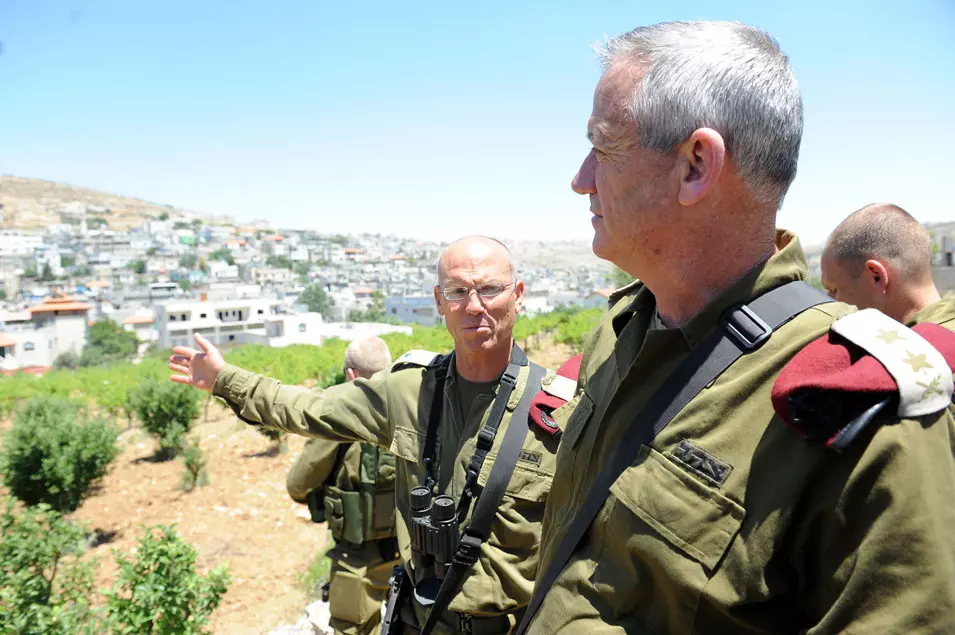 נערכים למלחמה בכל החזיתות. הרמטכ"ל גנץ עם אלוף פיקוד המרכז בביקור בחטיבה המרחבית עציון