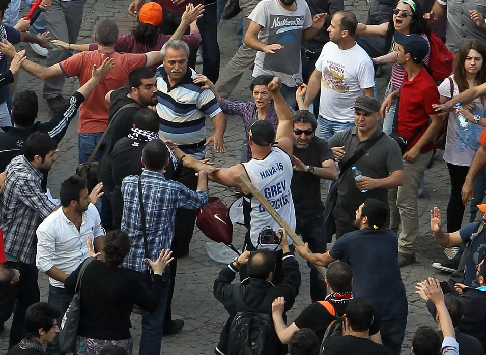 מפגינים ברחובות איסטנבול