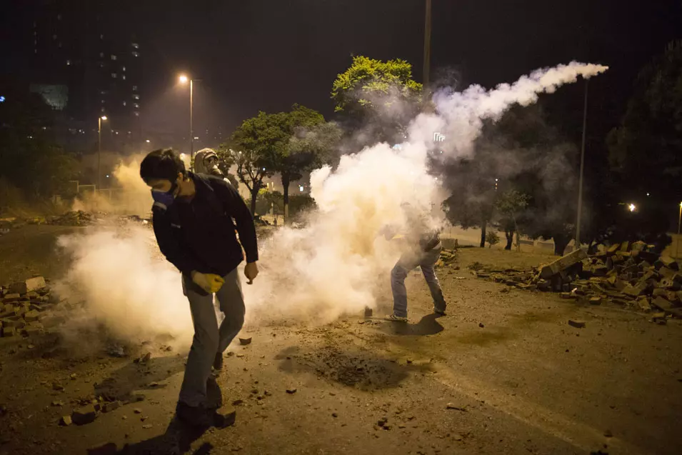 המשטרה יורה גז מדמיע על המפגינים
