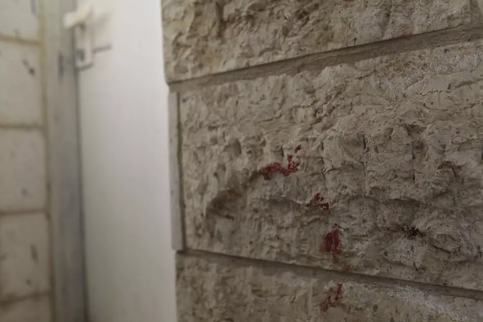 דם מחוץ לדירת הנרצחת, בירושלים