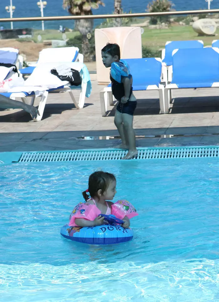 חשש כי ילדה בת 3 תגרום לגברים בבריכה ל"הרהורי עבירה"
