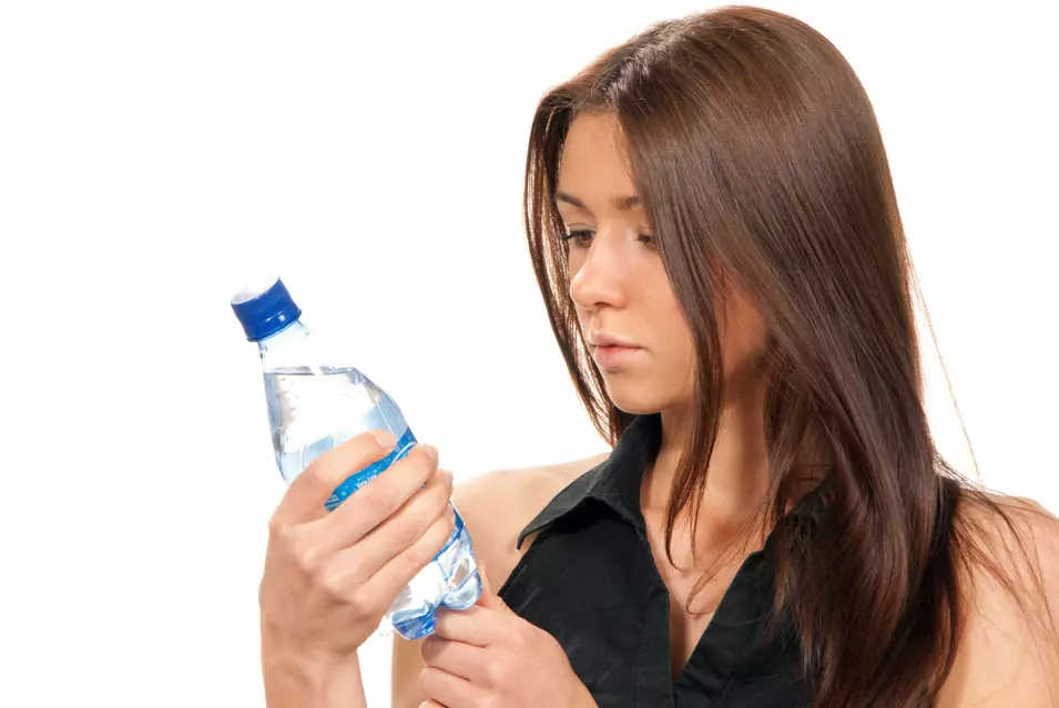 הצטיידי בבקבוק מים עם פיית ספורט או קשית שתייה