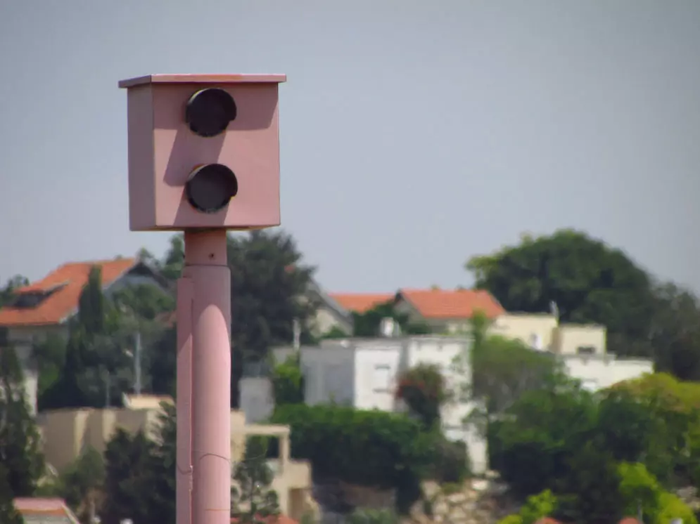 עמודי המצלמות הישנות, כולם ריקים