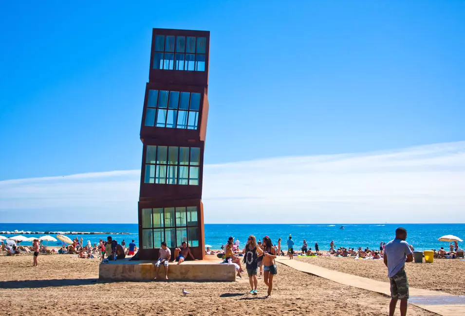 "את לוח הזמנים שלנו קובעת השמש". חוף ים בברצלונה