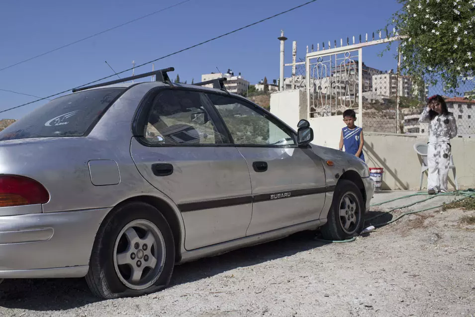 הנערים הציתו כלי רכב וניקבו צמיגים