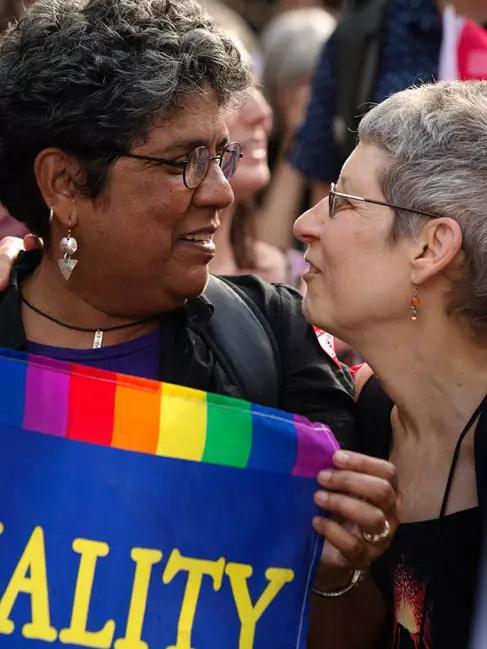 חגיגות מחוץ לביהמ"ש העליון בוושינגטון בחודש יוני, אחרי ההחלטה לאשר נישואים חד מיניים