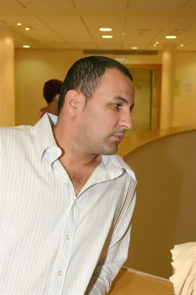תחת חוזה. בן-שושן