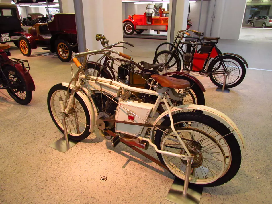 בשנים הראשונות, לורן וקלמנט עסקו בייצור אופניים ולפי ספר ההיסטוריה, גם את האופנוע הראשון בעולם