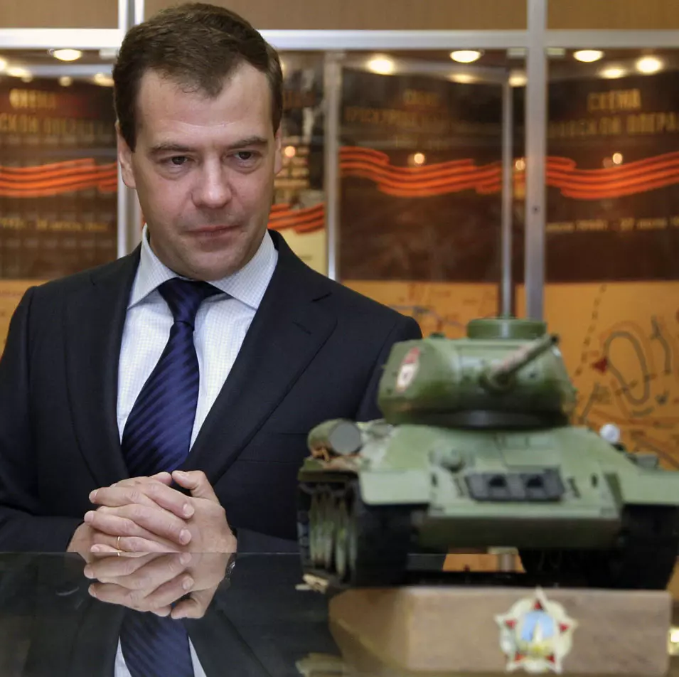 ראש ממשלת רוסיה, מדבדב, מתבונן בדגם מוקטן של הטנק