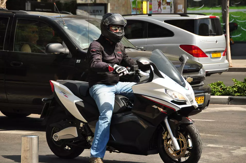 רוכבי אופנועים יחויבו בקסדה עם סימון זוהר