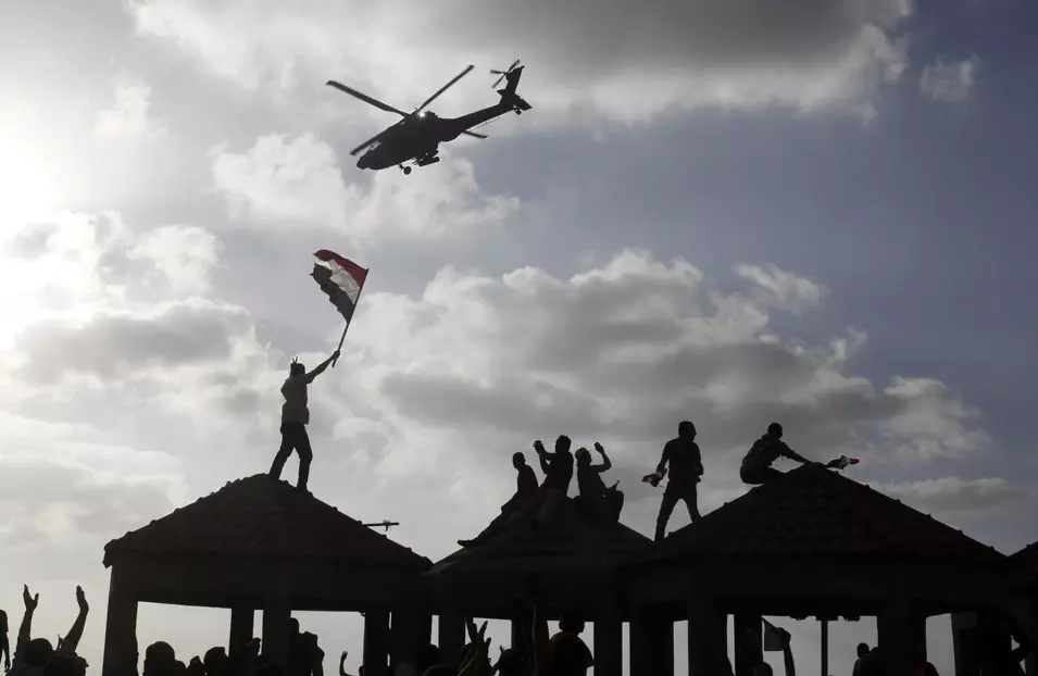 הצבא לוקח את המושכות עבור העם. מסוק בכיכר תחריר