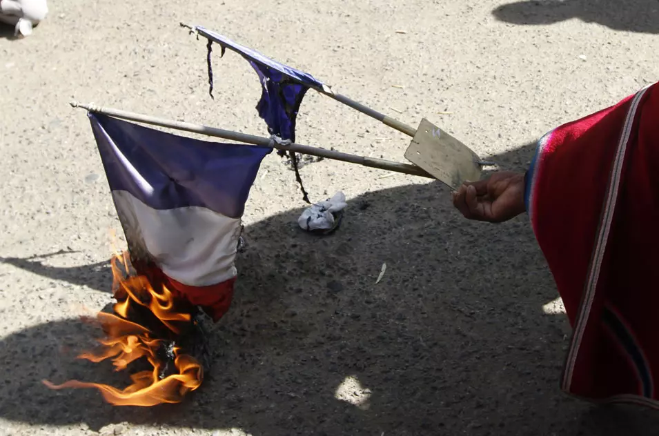 דגלי צרפת עולים באש בלה פאס, אמש