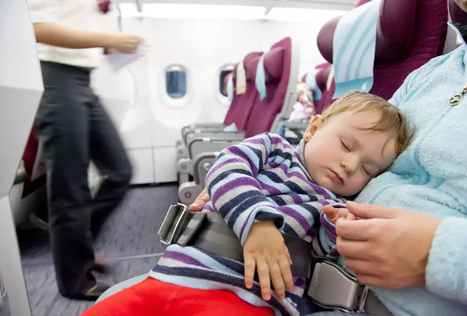 ילד ישן במטוס זה תמיד טוב