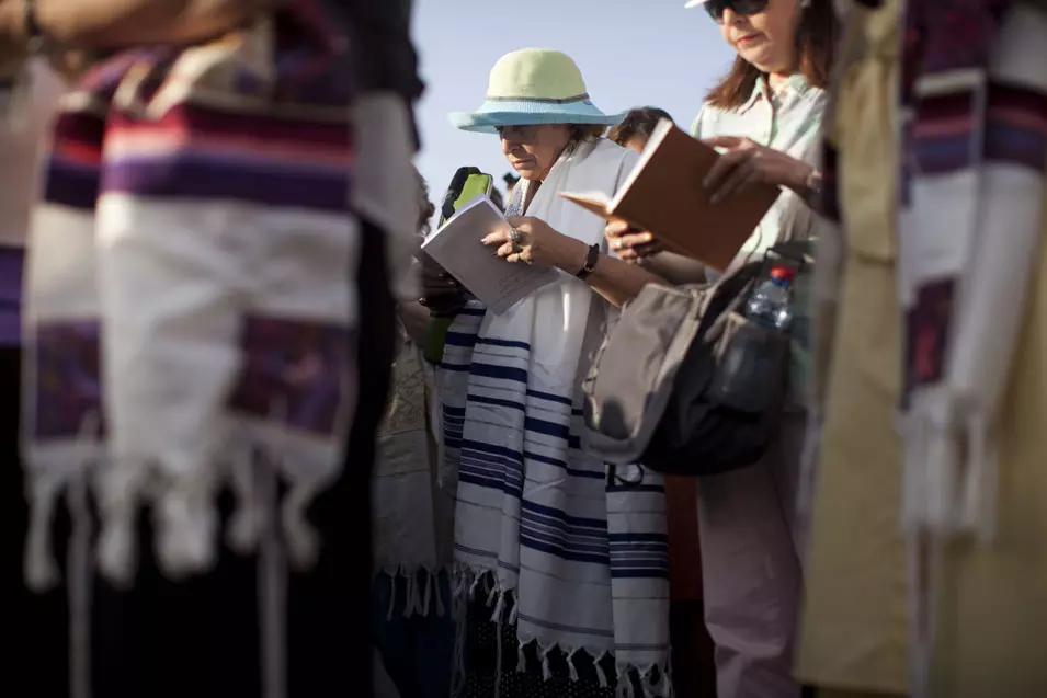 ההגעה המוקדמת של נשות הארגון, עזרה להן להשתלט על רחבת התפילה