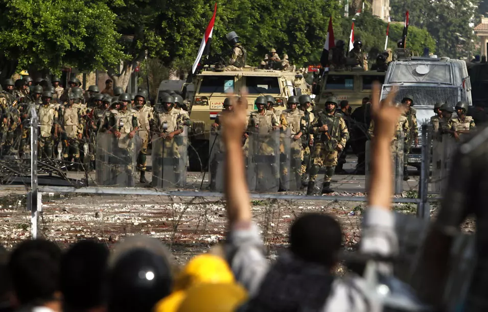 דאגה בארה"ב. מפגינים וחיילים מצרים בקהיר, השבוע