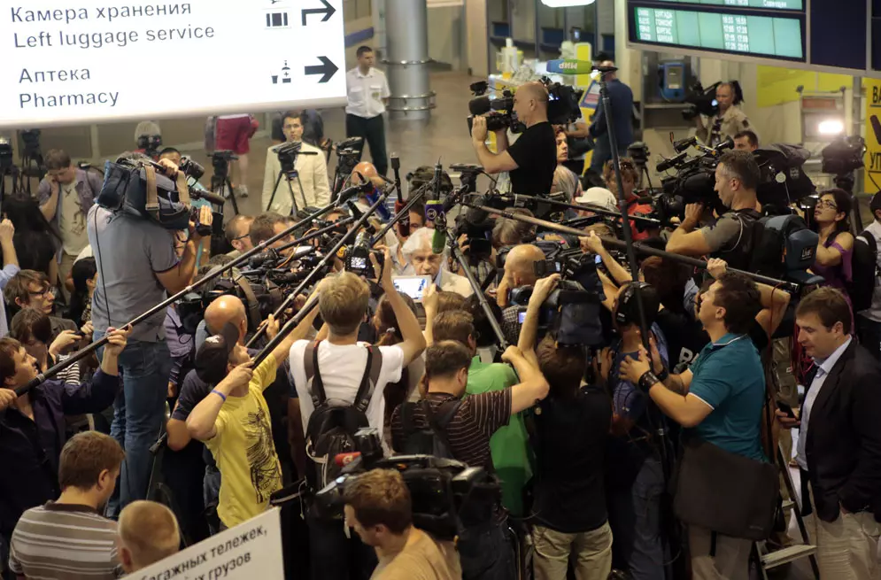 עיתונאים מתגודדים מחוץ לפגישתו של סנודן עם הפעילים בנמל התעופה
