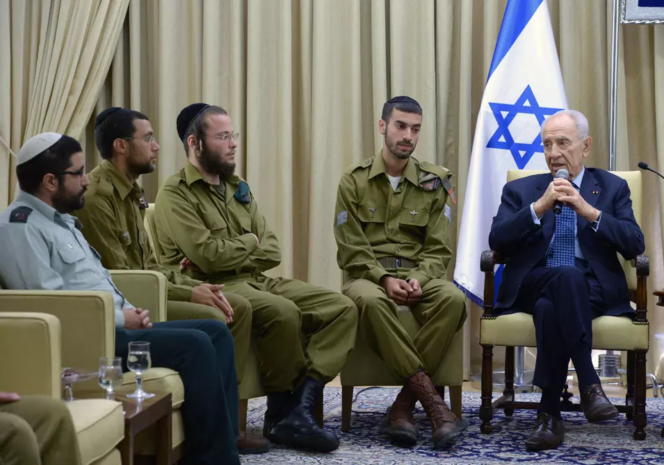 חיילים חרדים במפגש עם נשיא המדינה שמעון פרס