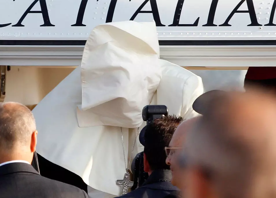 גם הרוח הצליפה באפיפיור ברדתו מהמטוס