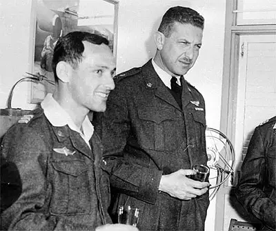 עזר ויצמן בצעירותו בחיל האוויר. "זכר את שמות כל טייסיו"