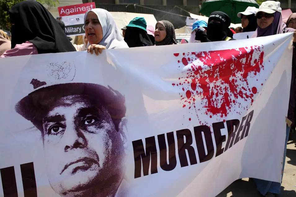 "רוצח". כרזה בגנות הגנרל א-סיסי, מונפת אמש בהפגנה בקהיר