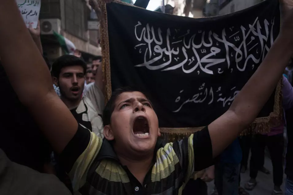תומכי החזית האיסלאמית בהפגנה נגד אסד בעיר חלב שבצפון סוריה, ספטמבר 2012